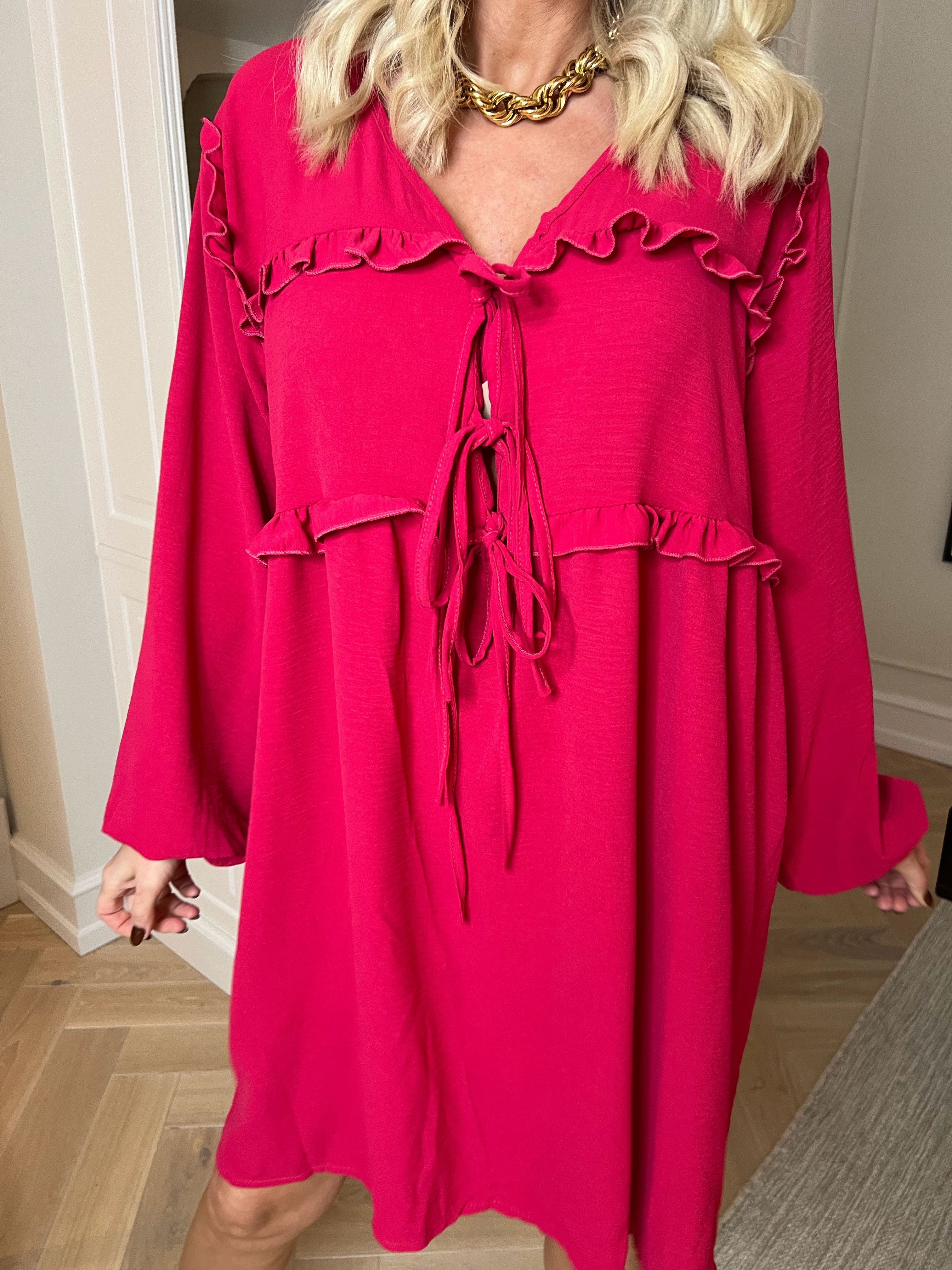 Catalina - Sød tunikakjole i viskose med flæser og sløjfer